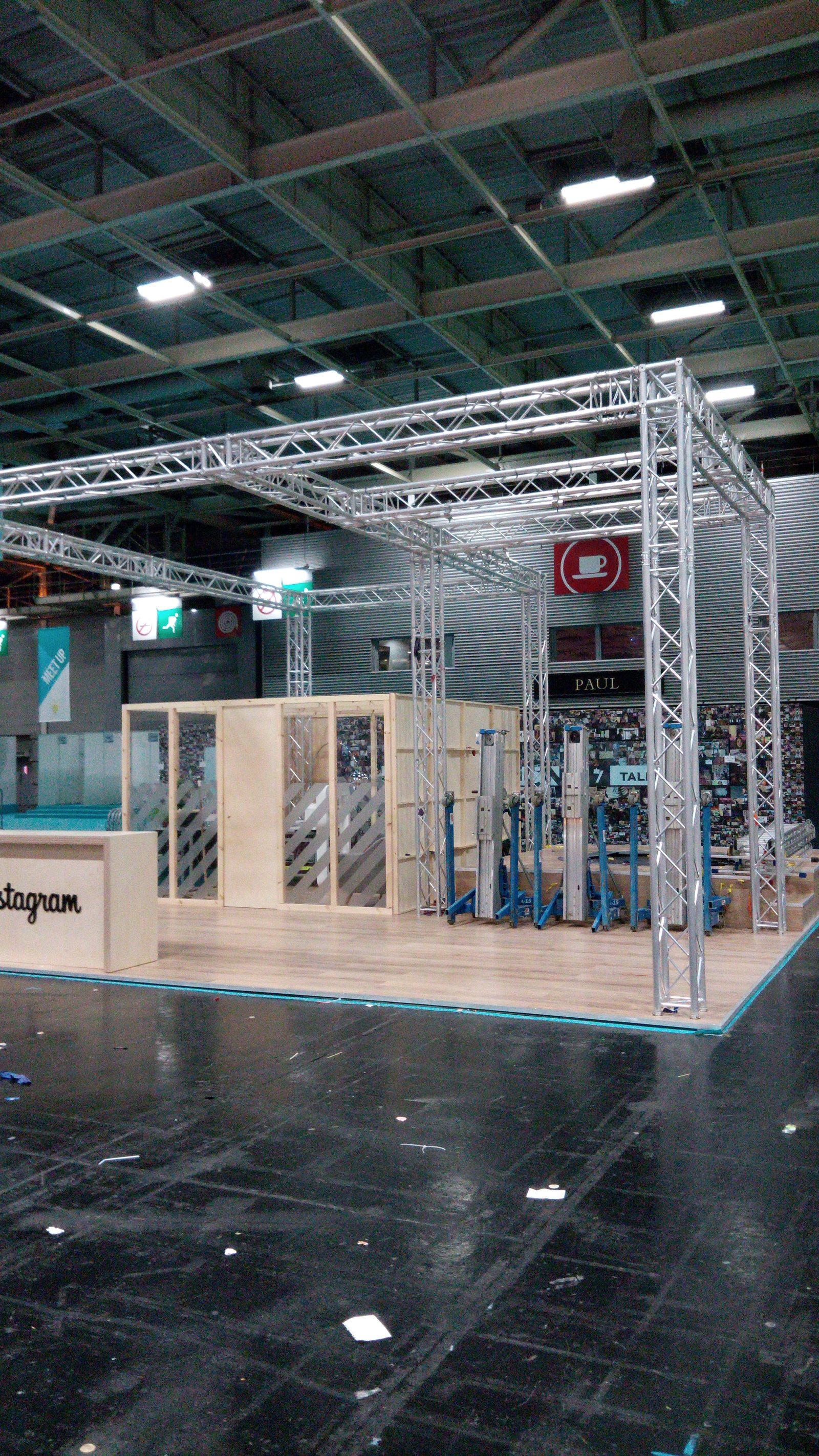 Trade show stand build with modular truss framing